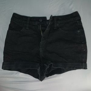 Super cute black shorts!! 🖤⚡️